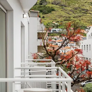 https://white-waters.madeira-islandshotels.com